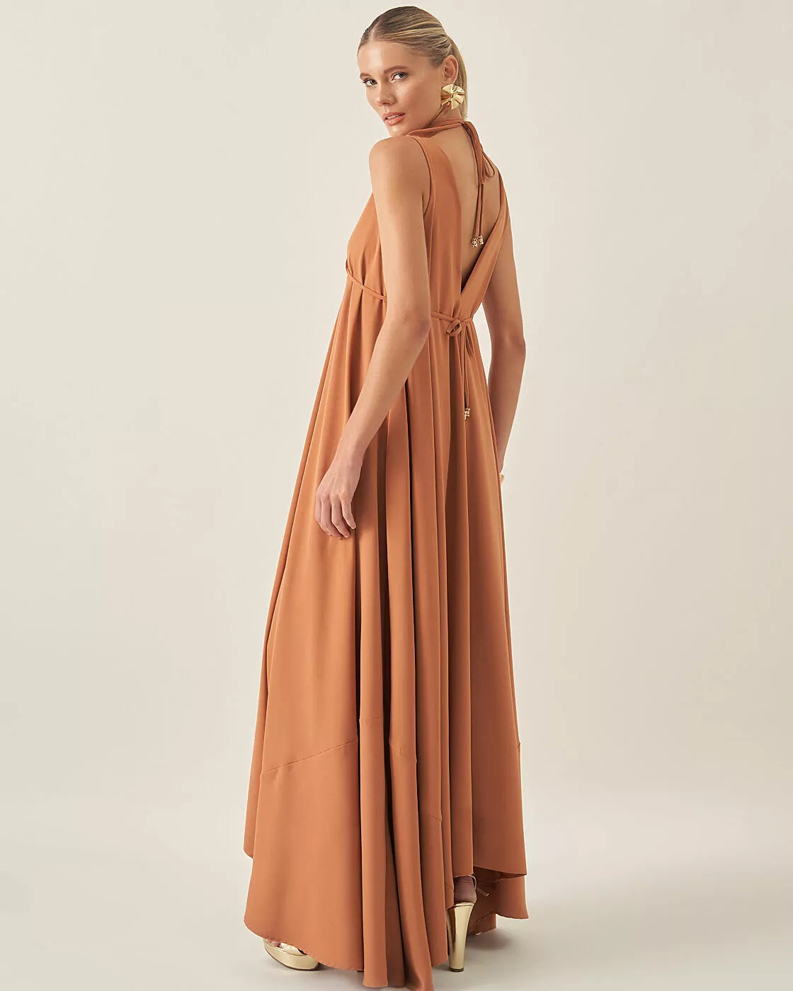 Robe beige dorée