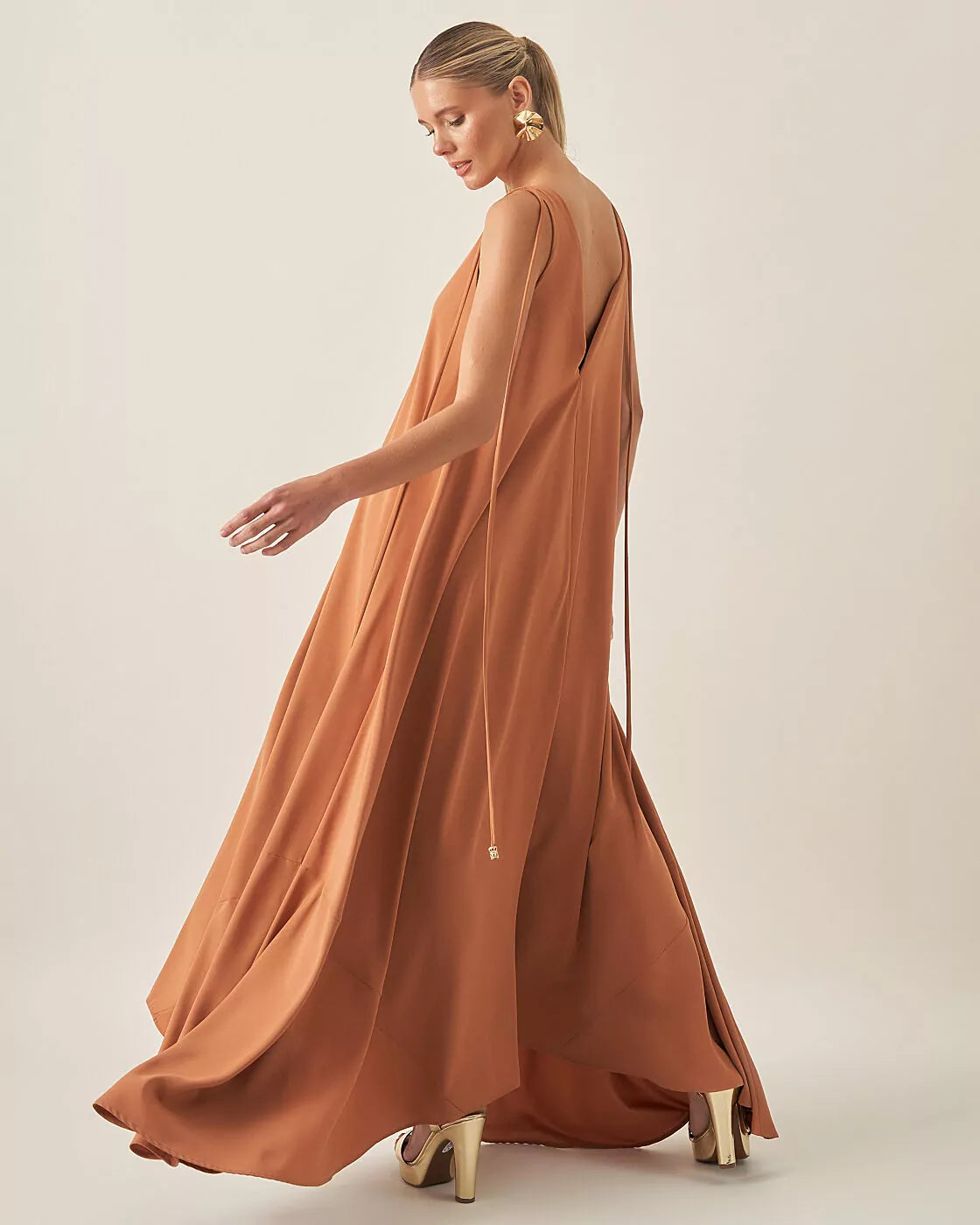Robe beige dorée