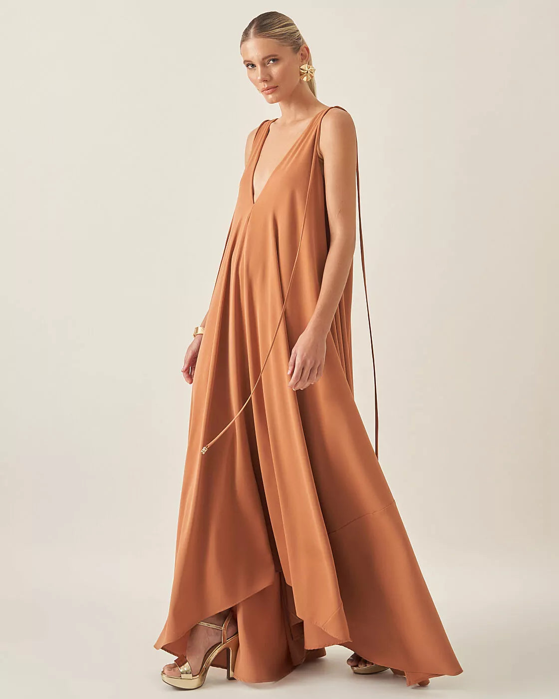 Robe beige dorée